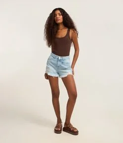 Short Slim em Jeans com Mosquetão e Pingente de Olho Grego