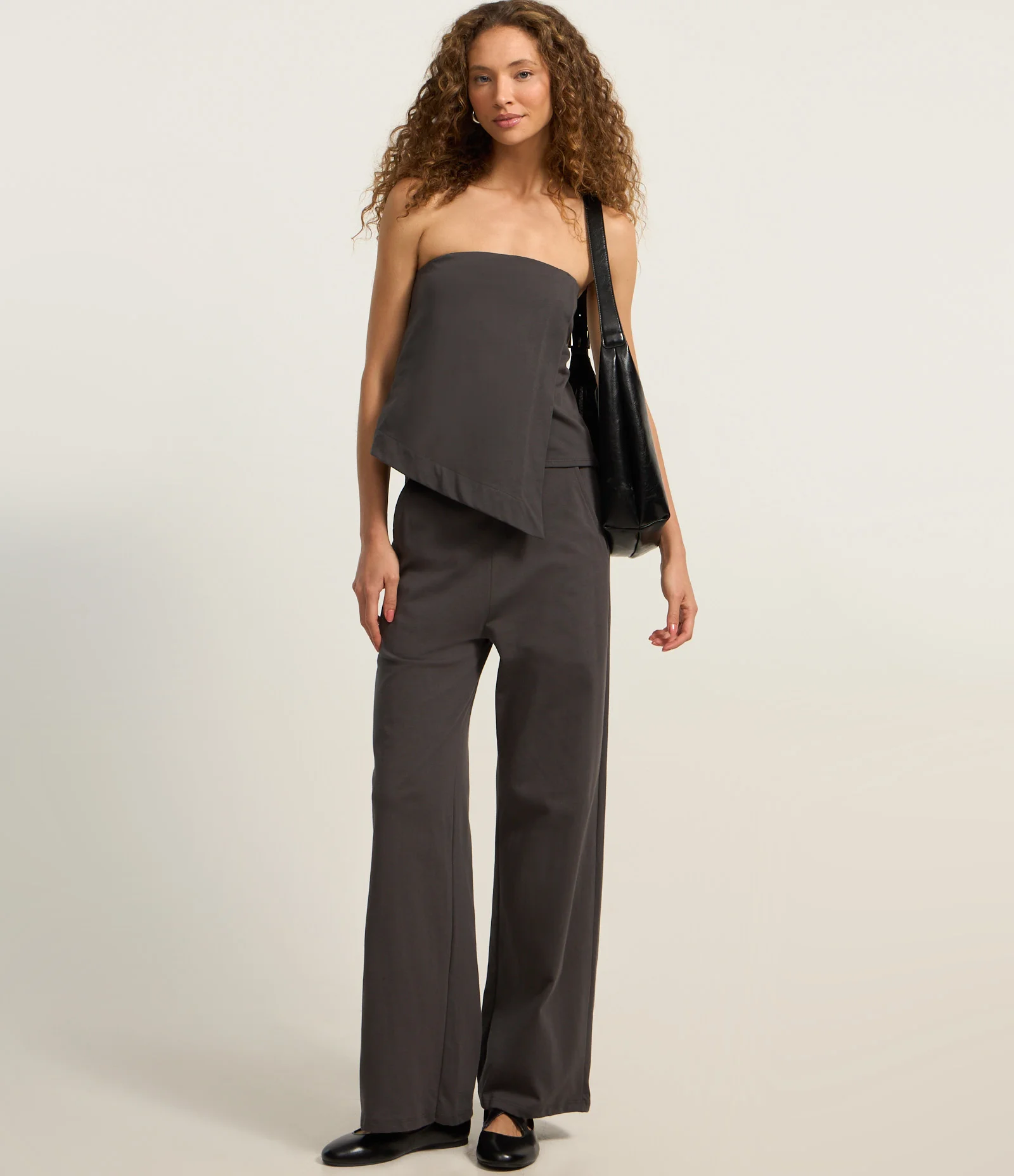 Blusa Cropped em Moletom Tomara que Caia e Barra Assimétrica Cinza 2