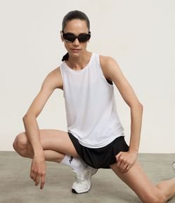 Regata Esportiva em Microfibra Texturizada e Barra Arredondada