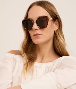 Óculos de Sol Gateado Tartaruga com Detalhe Metal