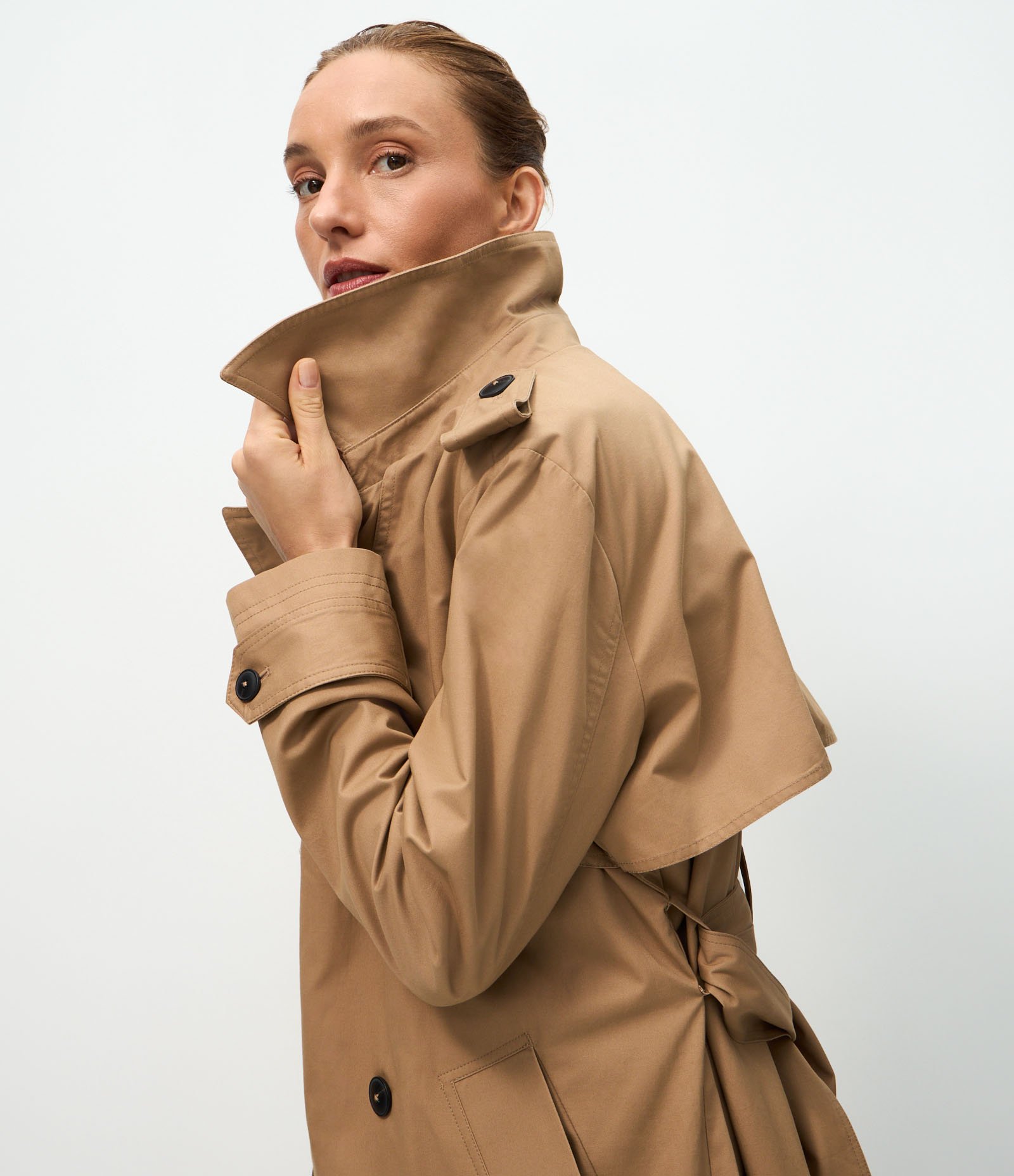 Trench Coat Alongado em Gabardine com Faixa para Amarração Marrom 7