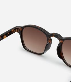 Óculos de Sol Redondo em Tartaruga com Detalhe Bold na Lateral