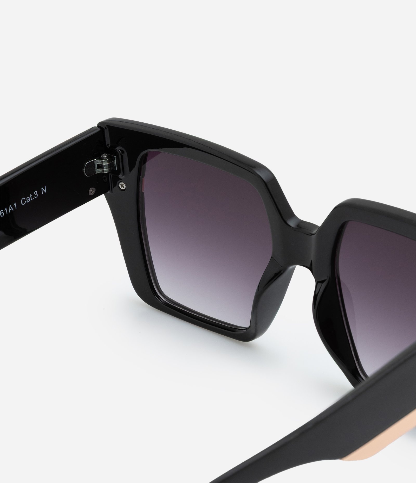 Óculos de Sol Quadrado Levemente Gateado com Detalhe de Metal na Haste Preto 3