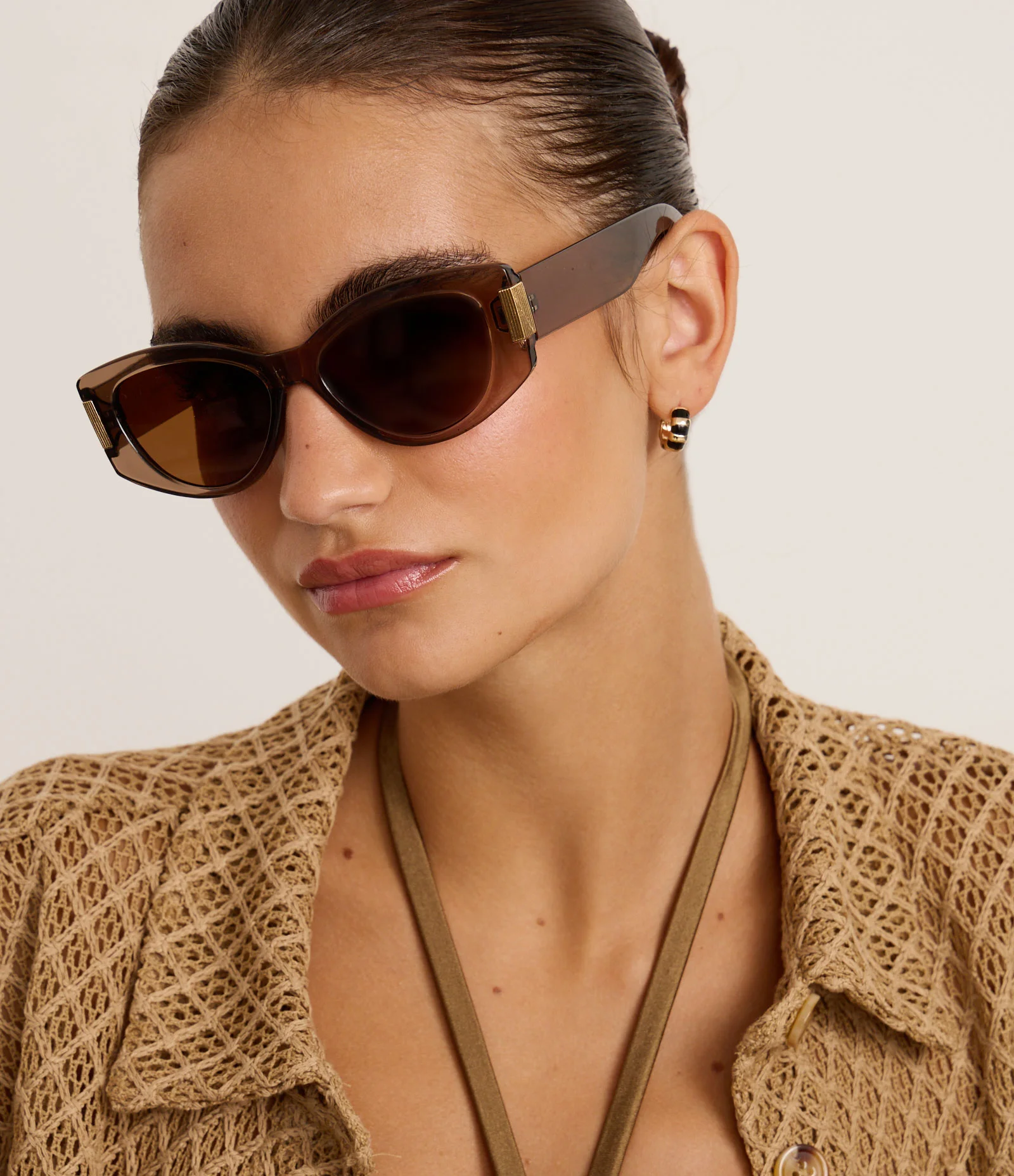 Óculos de Sol Quadrado Levemente Gateado com Detalhe Lateral de Metal Marrom 1