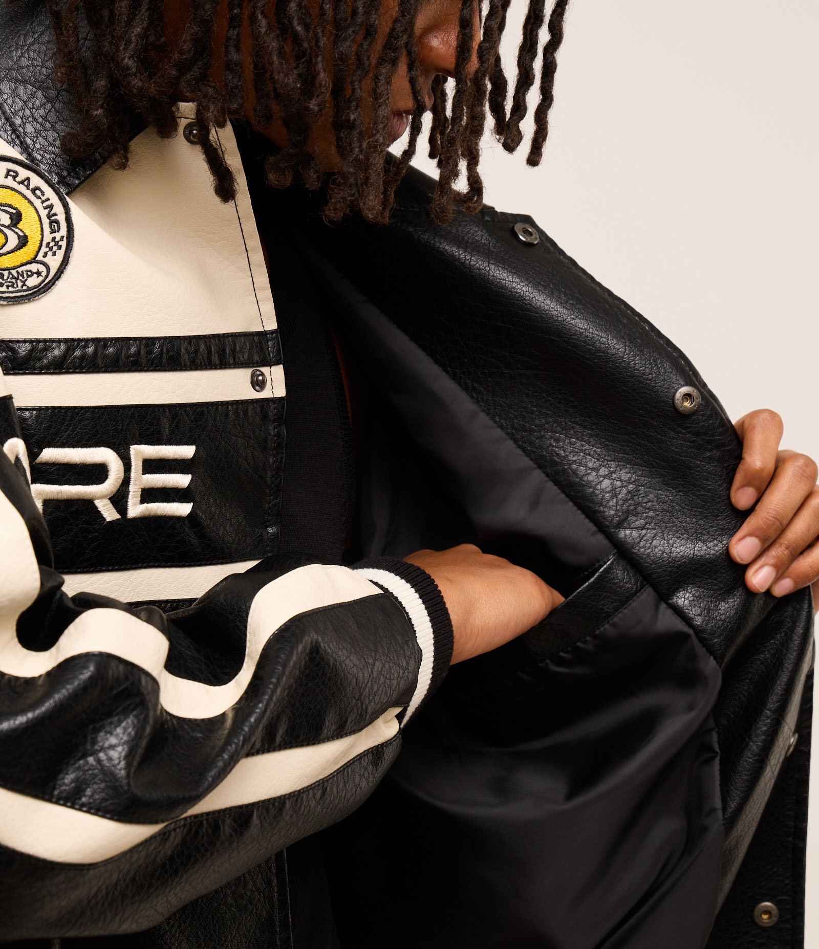 Jaqueta Boxy Racing em PU com Estampa Lettering Preto 8