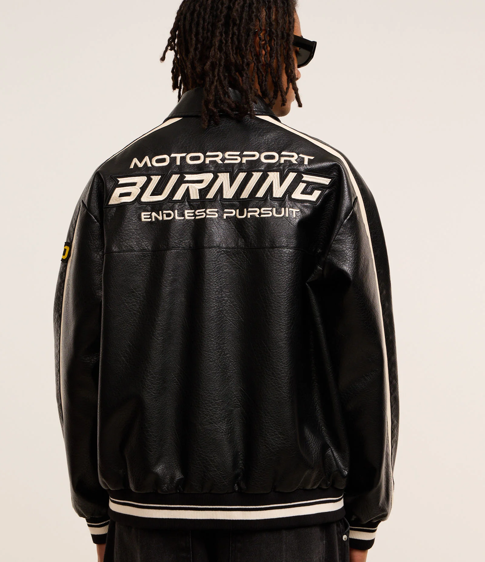 Jaqueta Boxy Racing em PU com Estampa Lettering Preto 9