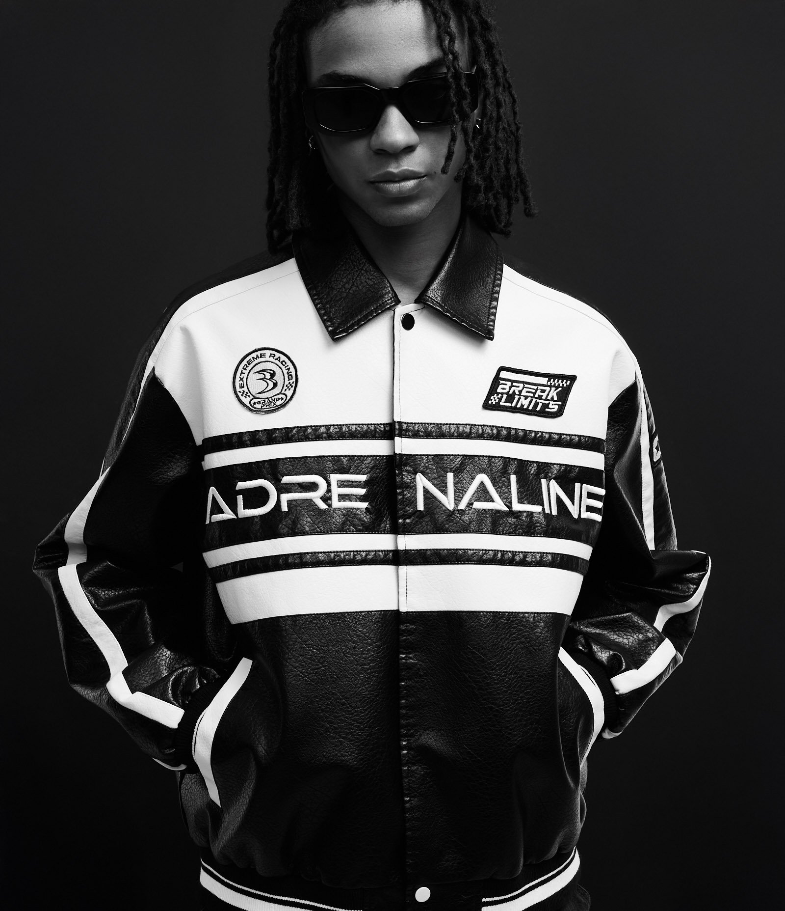 Jaqueta Boxy Racing em PU com Estampa Lettering Preto 10
