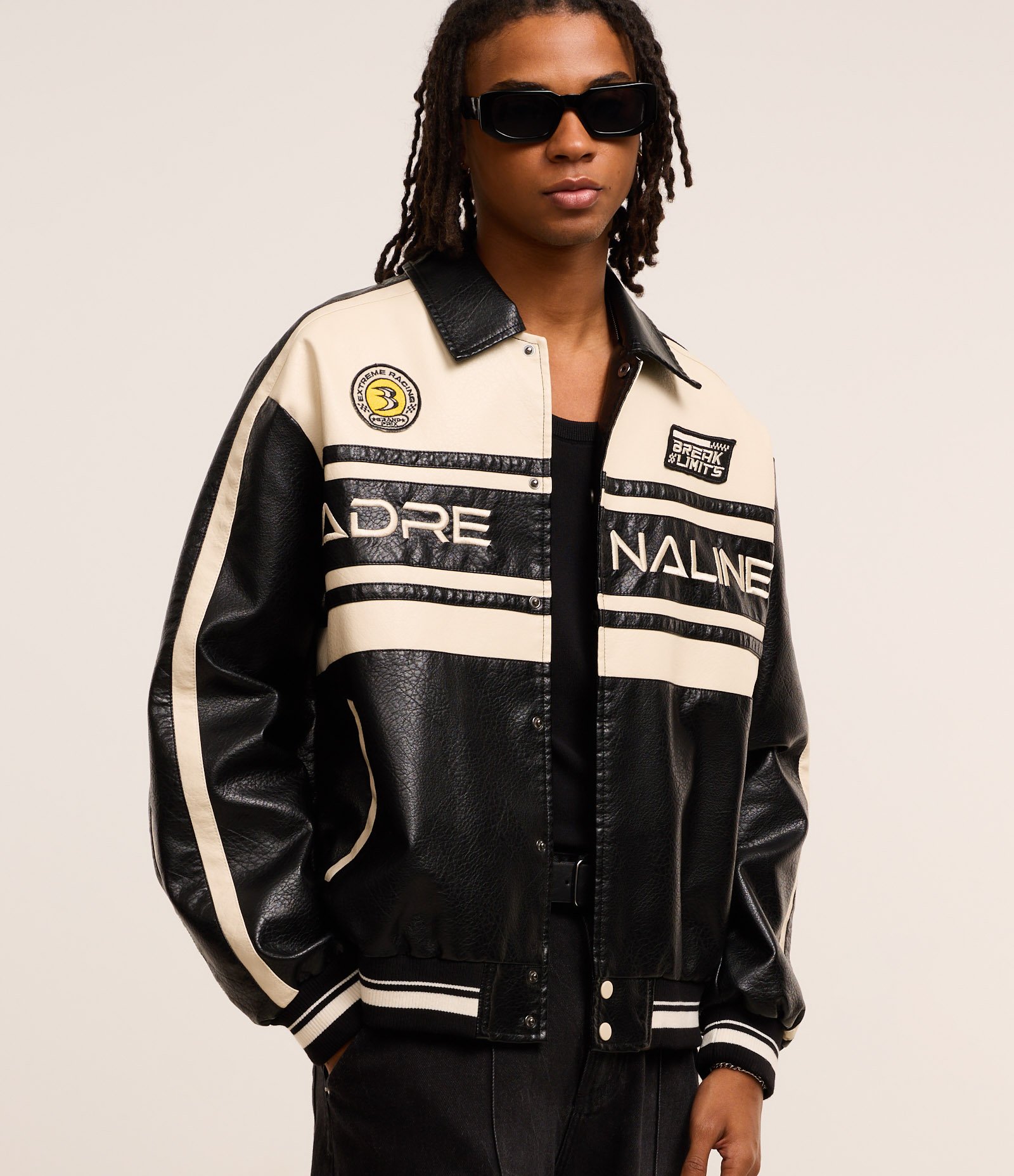 Jaqueta Boxy Racing em PU com Estampa Lettering Preto 11