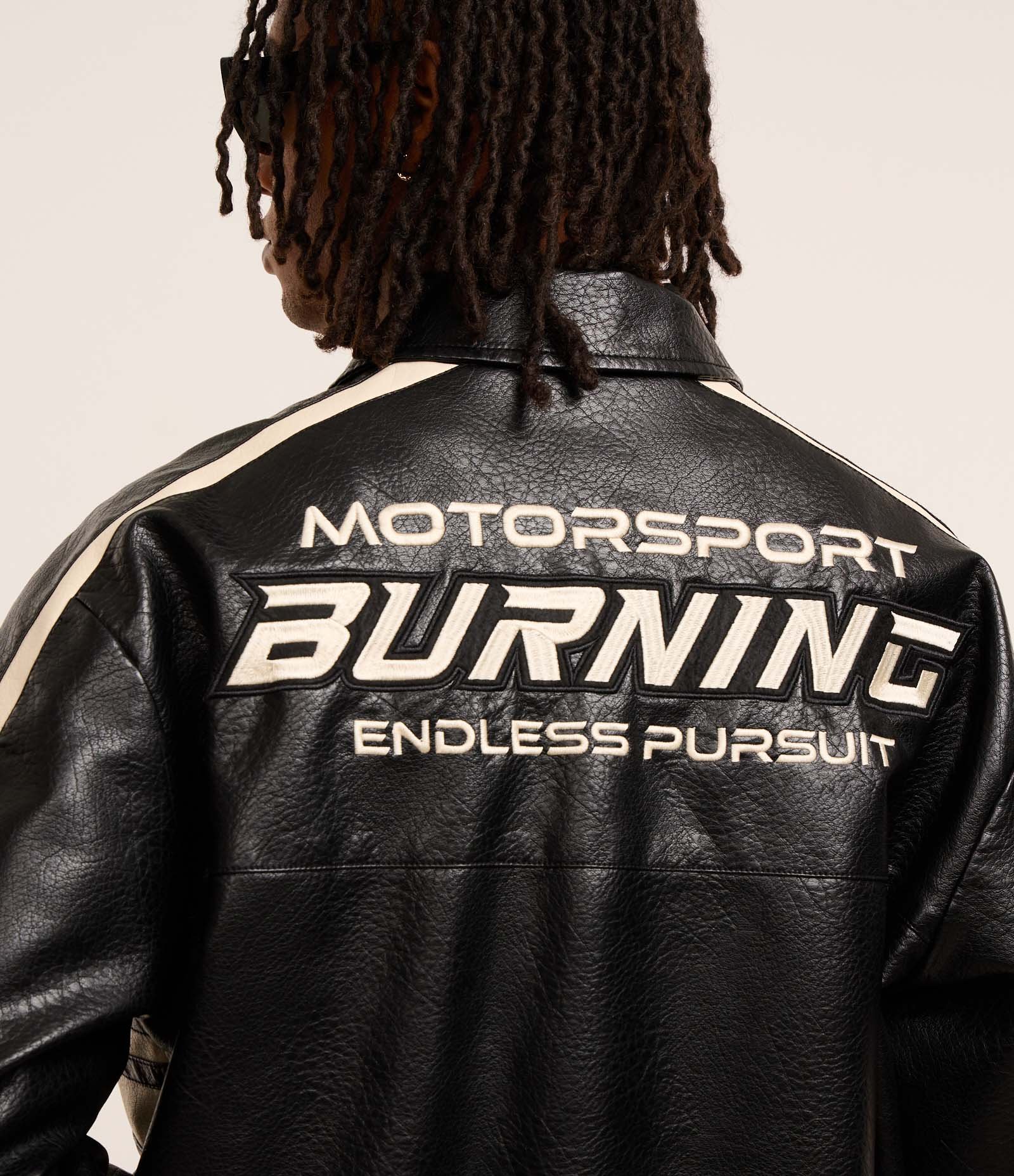 Jaqueta Boxy Racing em PU com Estampa Lettering Preto 3