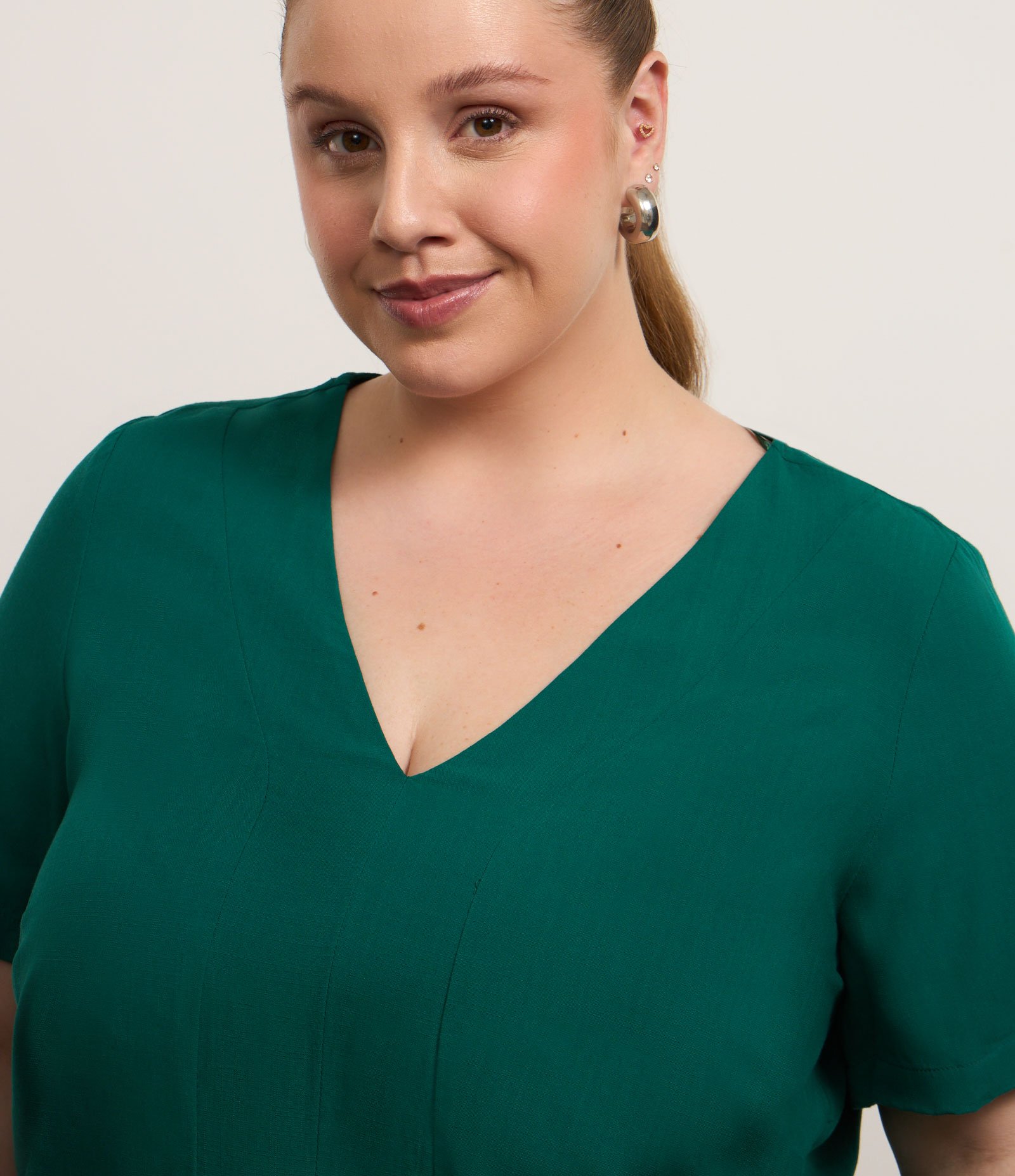 Blusa em Viscose com Decote em V Curve & Plus Size Verde 2