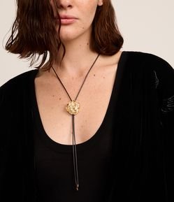 Colar em Cordão Encerado com Pingente de Rosa e Ponteira de Metal