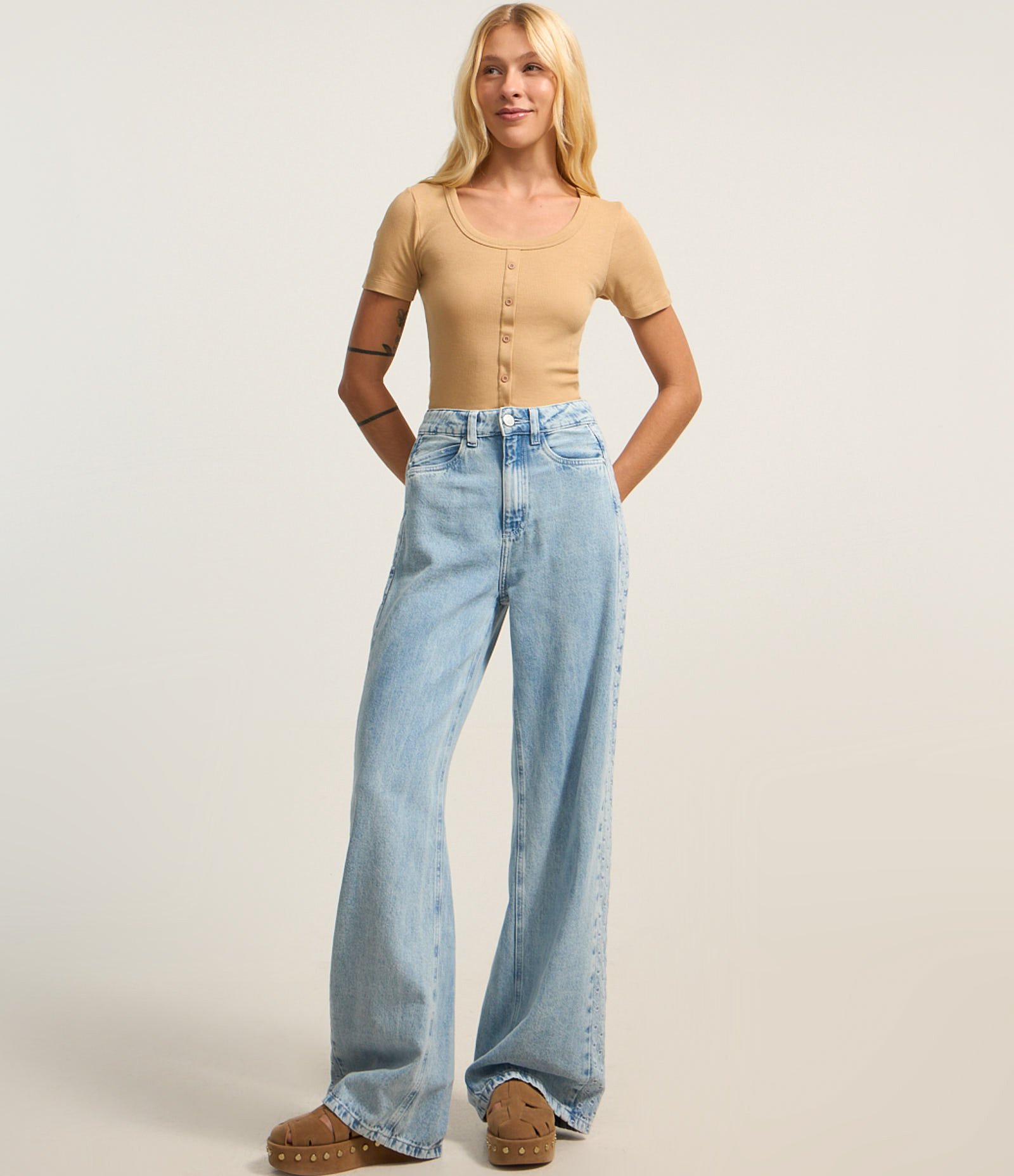 Blusa Cropped em Ribana com Decote Redondo e Botões Bege 2