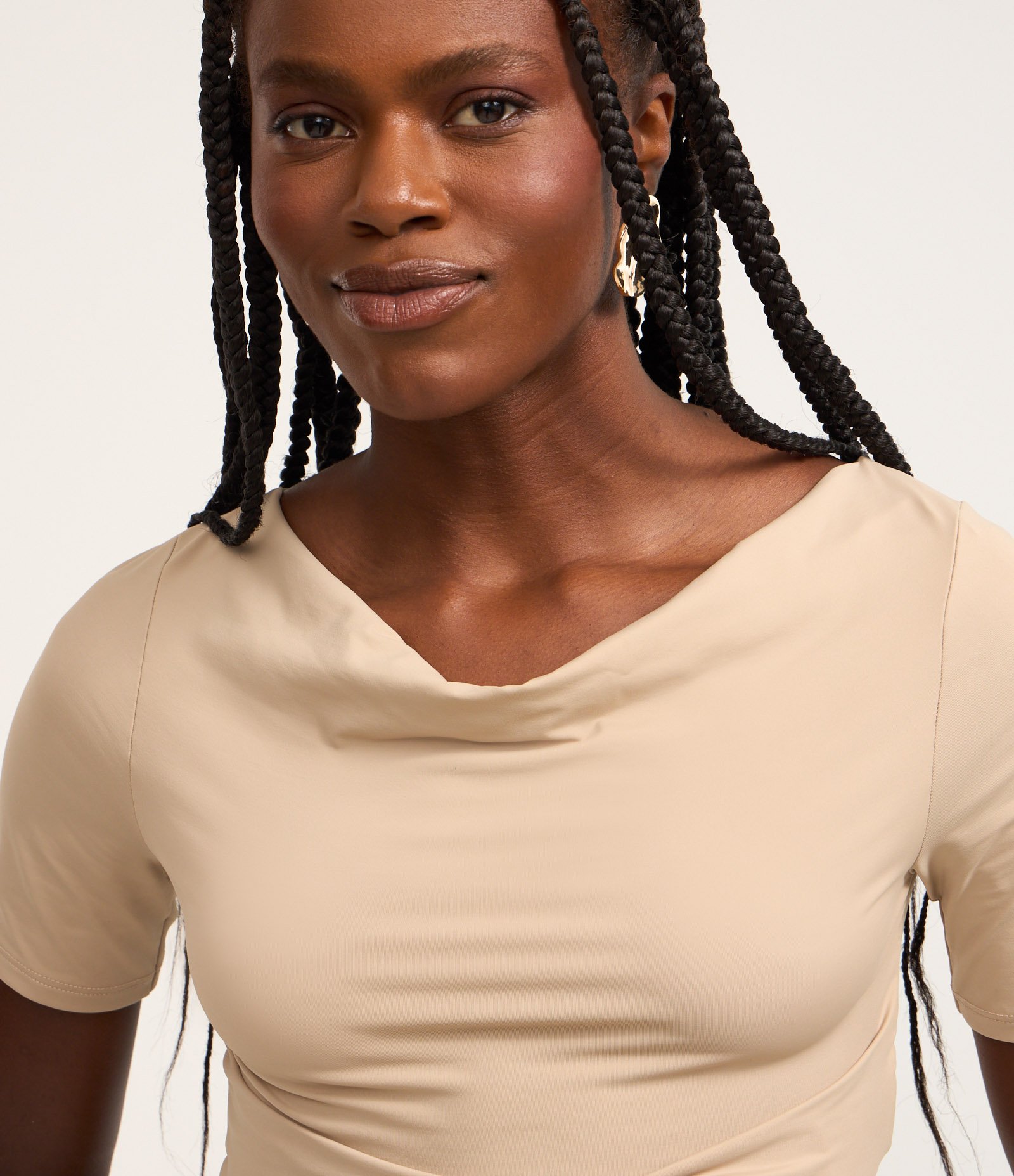 Blusa Cropped em Microfibra com Decote Degagê Bege 3