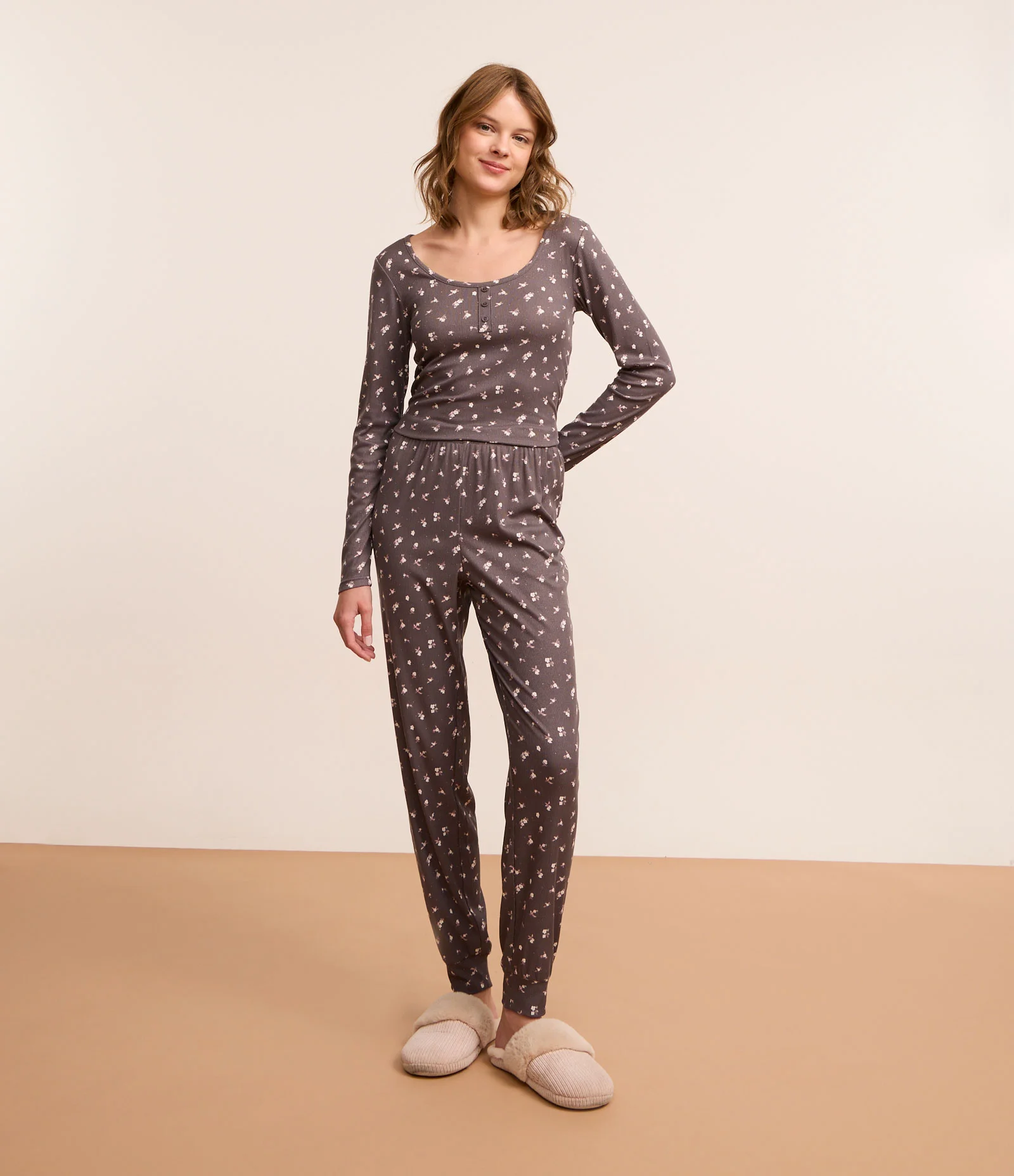 Pijama Longo Canelado com Estampa Floral de Botões no Peitilho Cinza 2