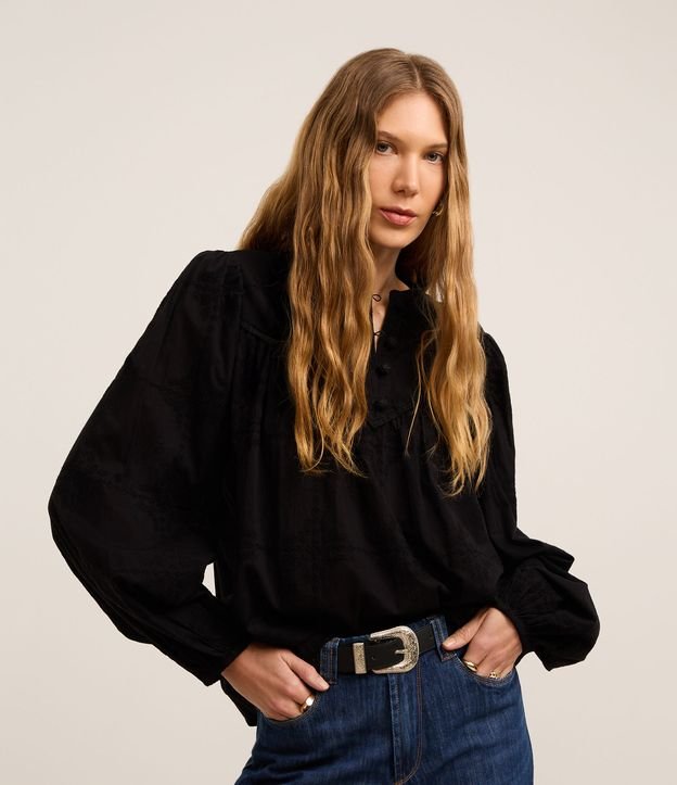 Blusa Bata Boho em Voal com Gola Padre e Recorte no Busto