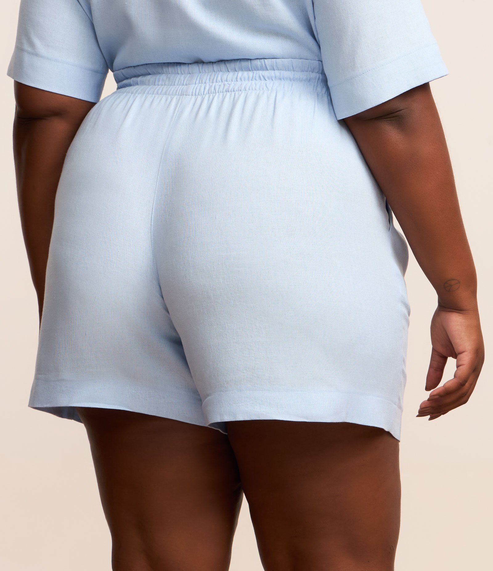 Bermuda com Linho e Bolso Faca Curve & Plus Size Azul 3