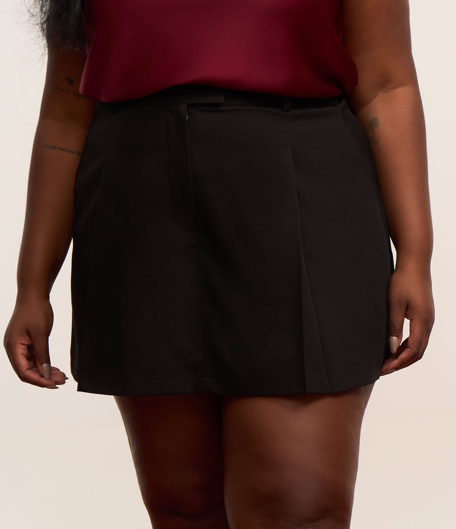 Short Saia Alfaiataria Curve & Plus Size Preto 2