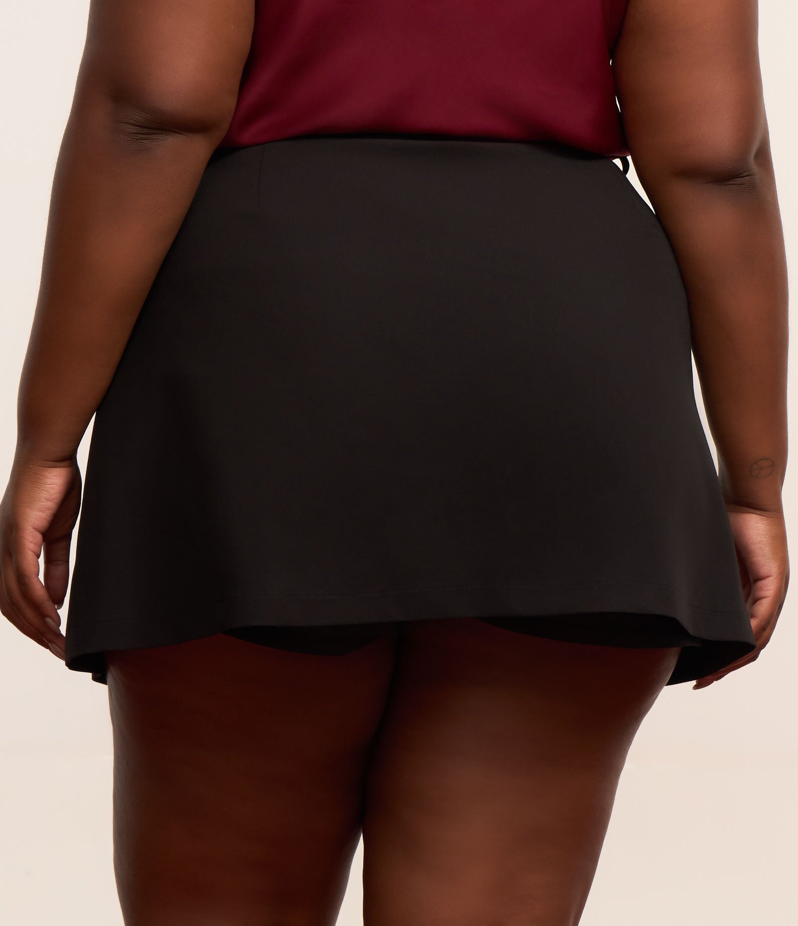 Short Saia Alfaiataria Curve & Plus Size Preto 3