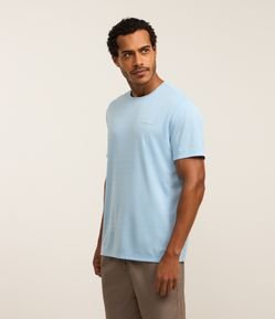 Camiseta Esportiva com Tecnologia Dry e Estampa Refletiva