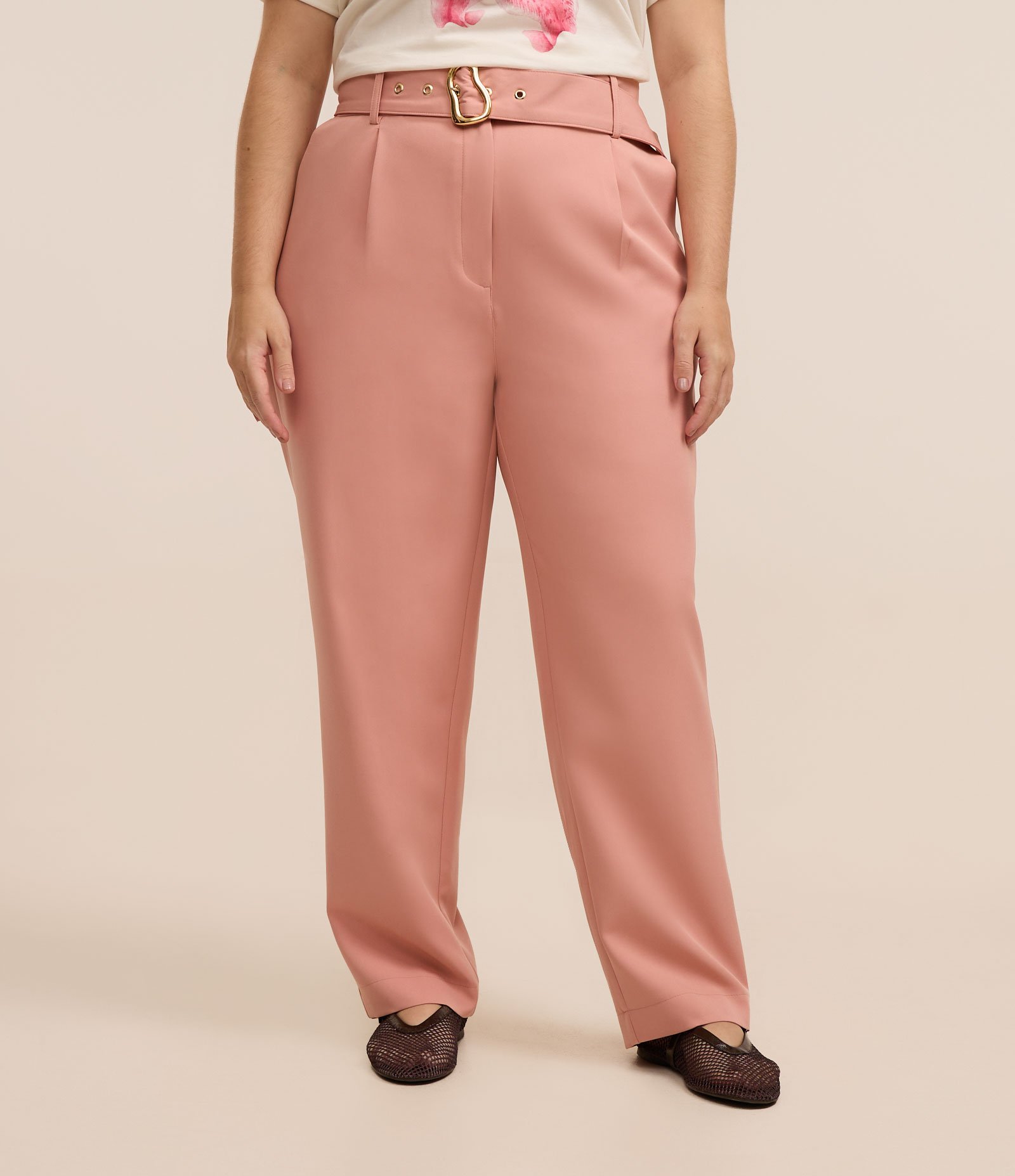 Calça Cenoura Alfaiatada com Pregas e Cinto Curve & Plus Size Rosa 2