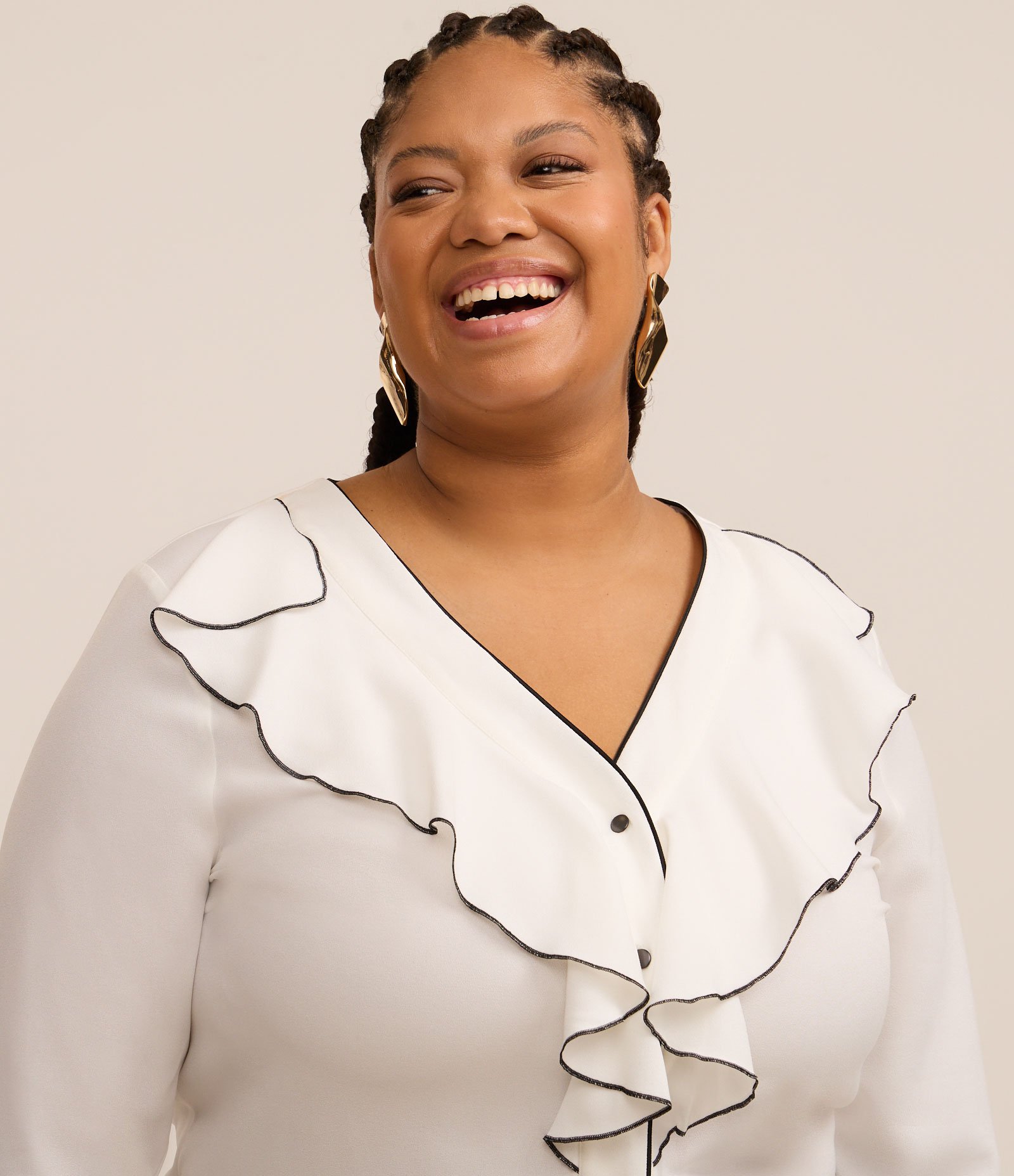 Camisa em Crepe com Gola em Babado Jabô Curve & Plus Size Off White 3