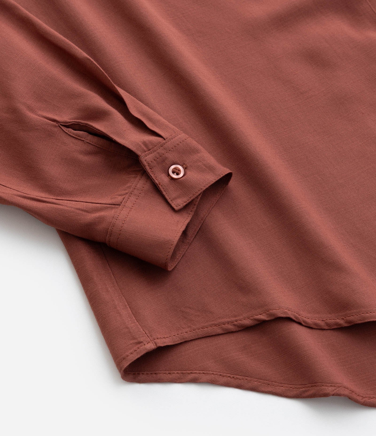 Camisa em Viscose com Decote V Curve & Plus Size Marrom 7