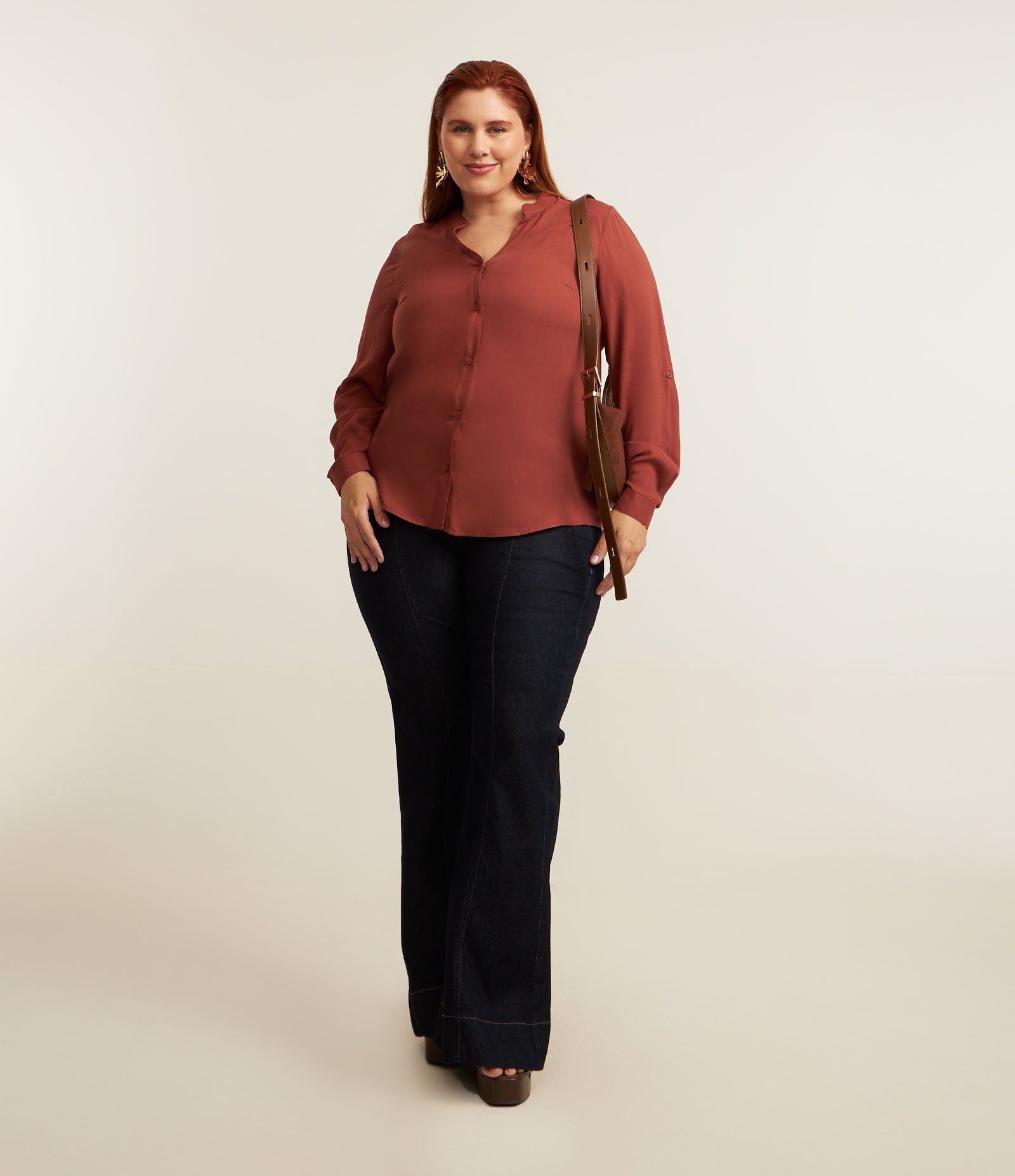 Camisa em Viscose com Decote V Curve & Plus Size Marrom 2