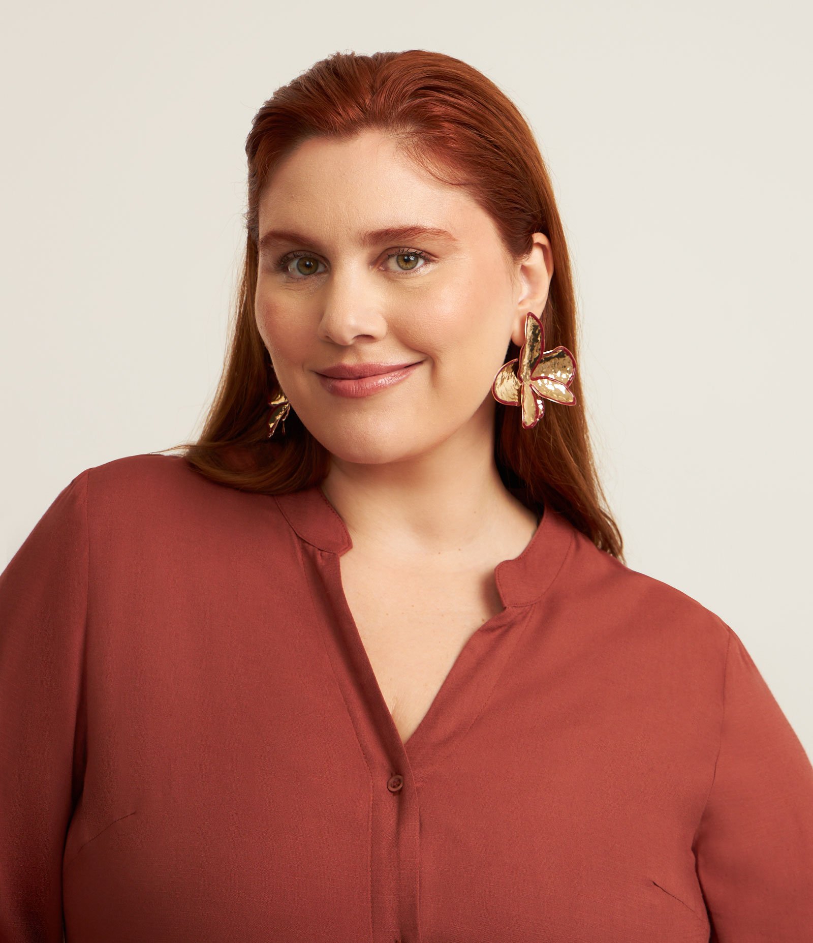 Camisa em Viscose com Decote V Curve & Plus Size Marrom 3