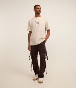 Calça Baggy em Sarja com Fivelas e Bolsos Cargo