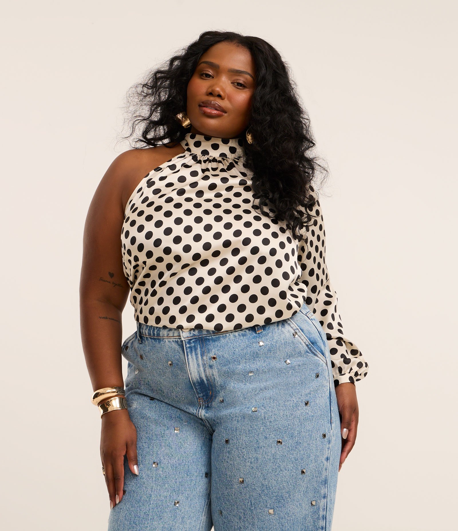 Blusa Poá Acetinada Coleção Rita Carreira Curve & Plus Size Branco/Preto 4