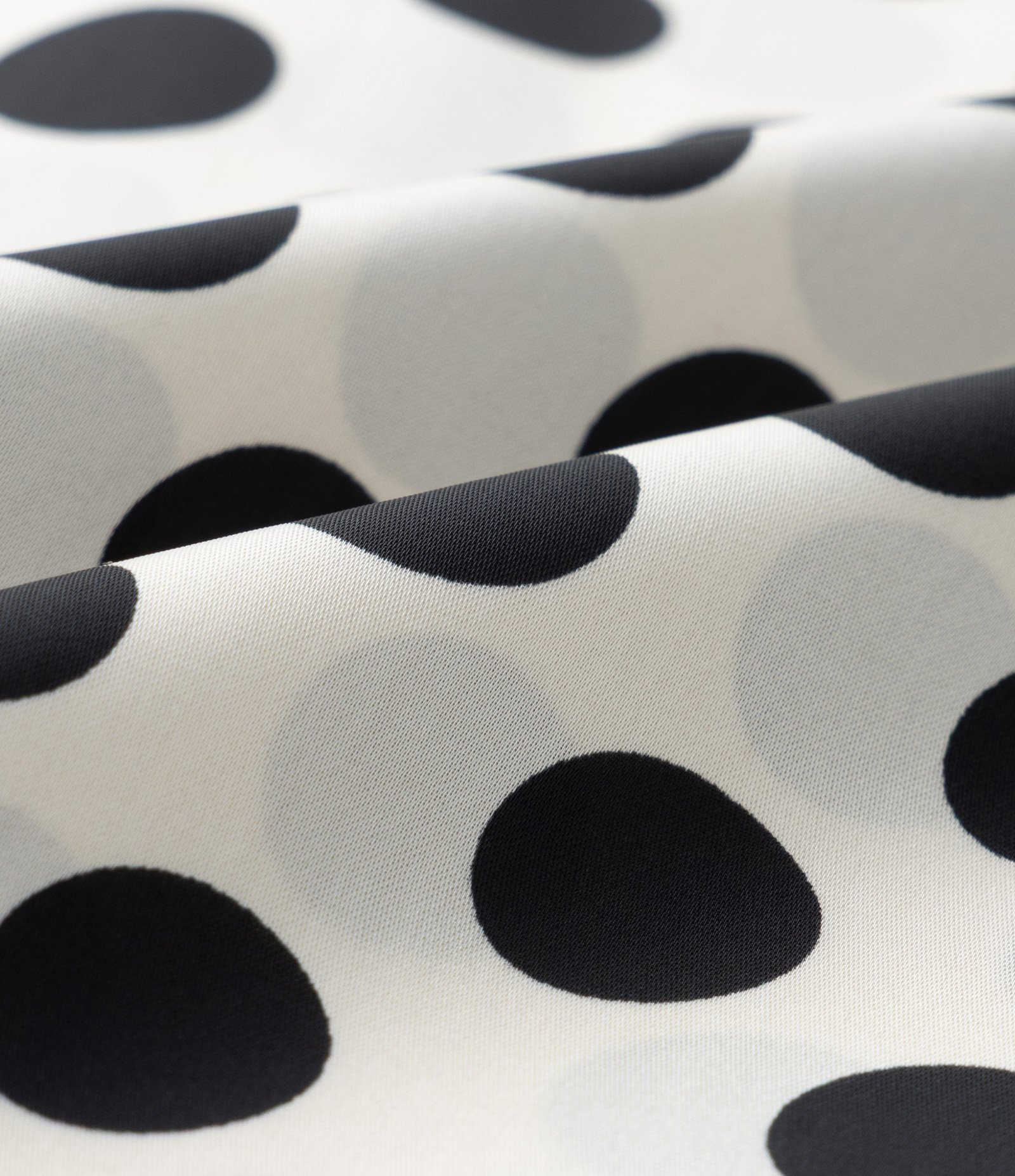 Blusa Poá Acetinada Coleção Rita Carreira Curve & Plus Size Branco/Preto 10