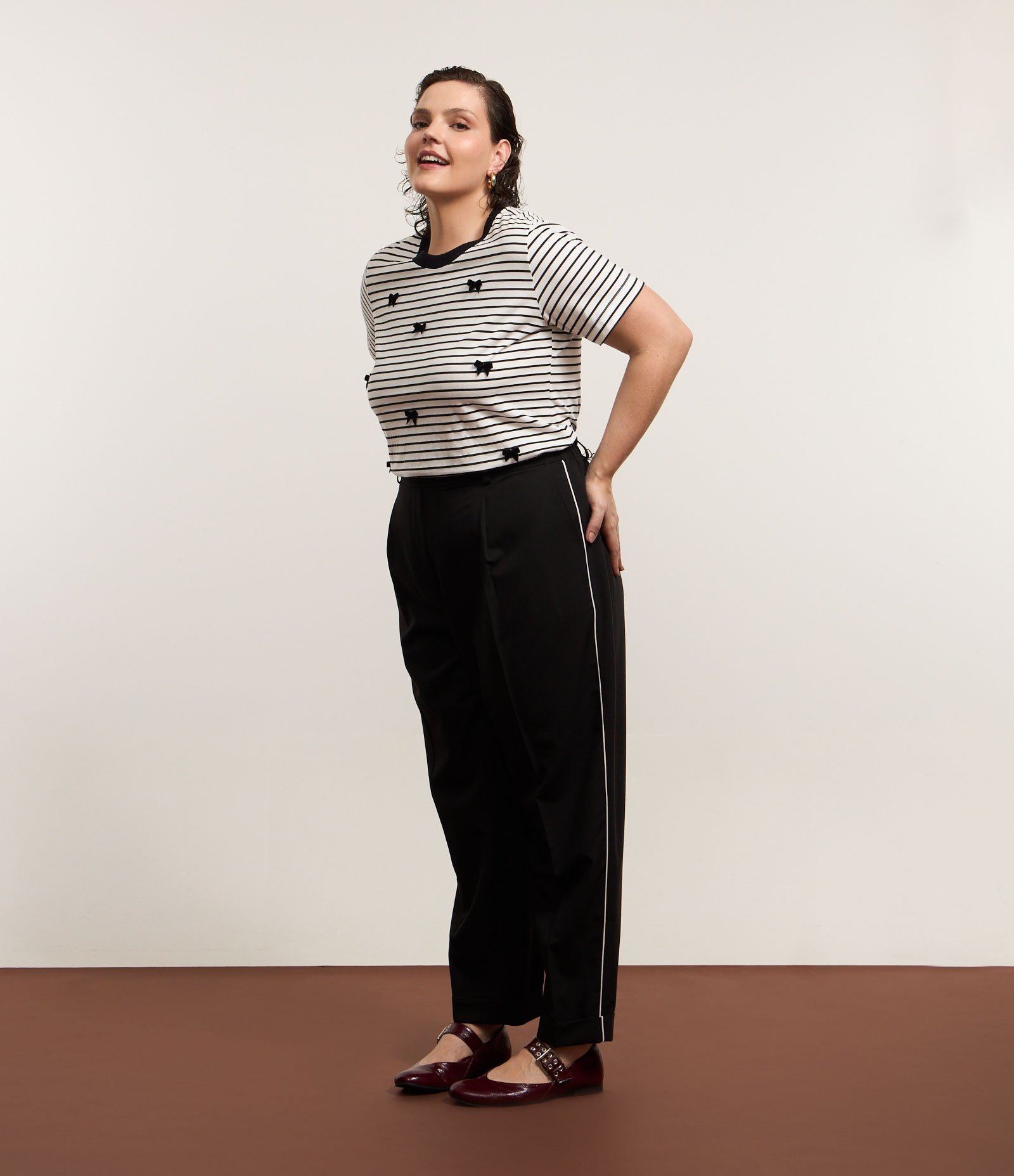 Calça Cenoura em Crepe com Detalhe Lateral Curve & Plus Size Preto 1