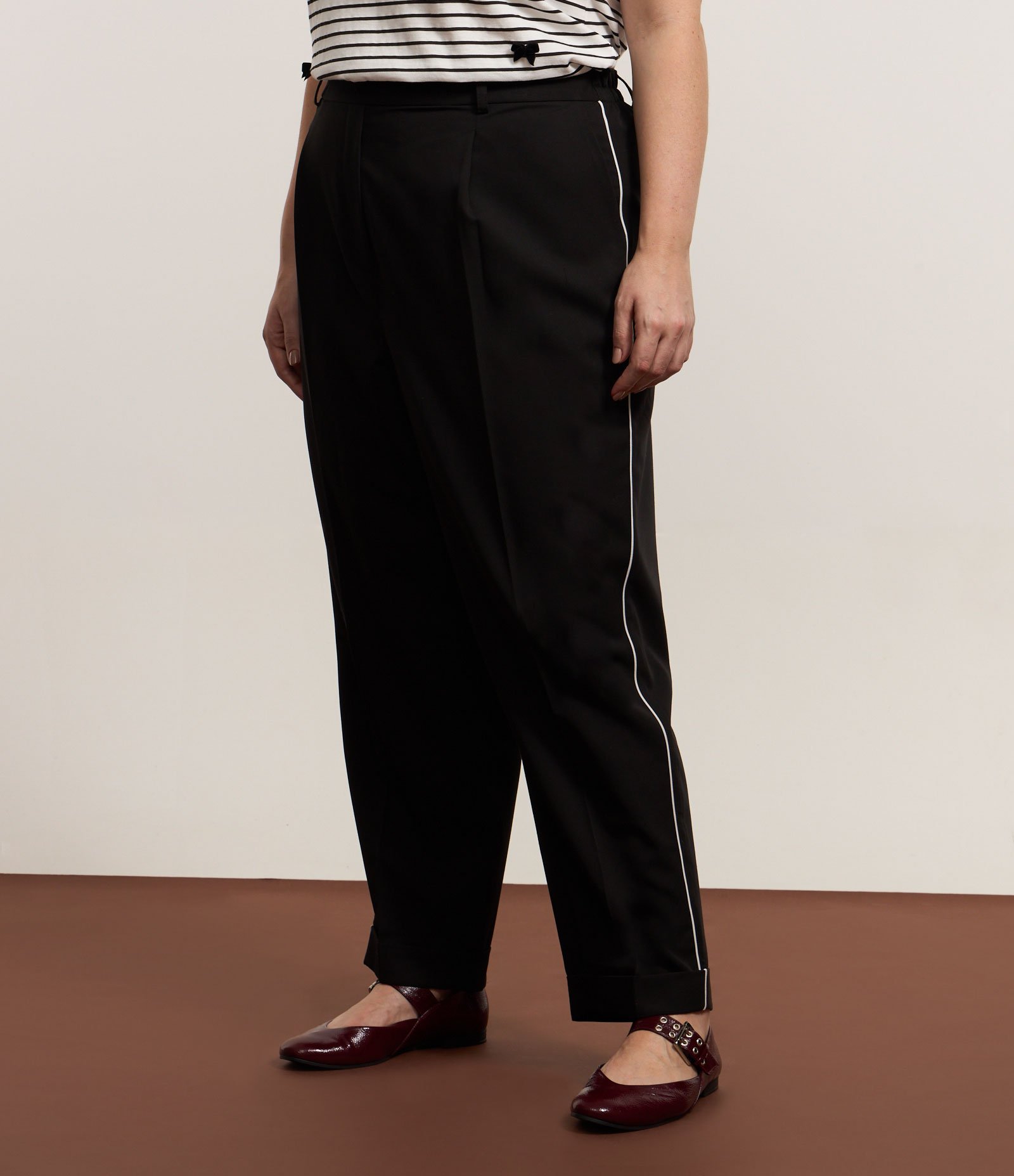 Calça Cenoura em Crepe com Detalhe Lateral Curve & Plus Size Preto 2