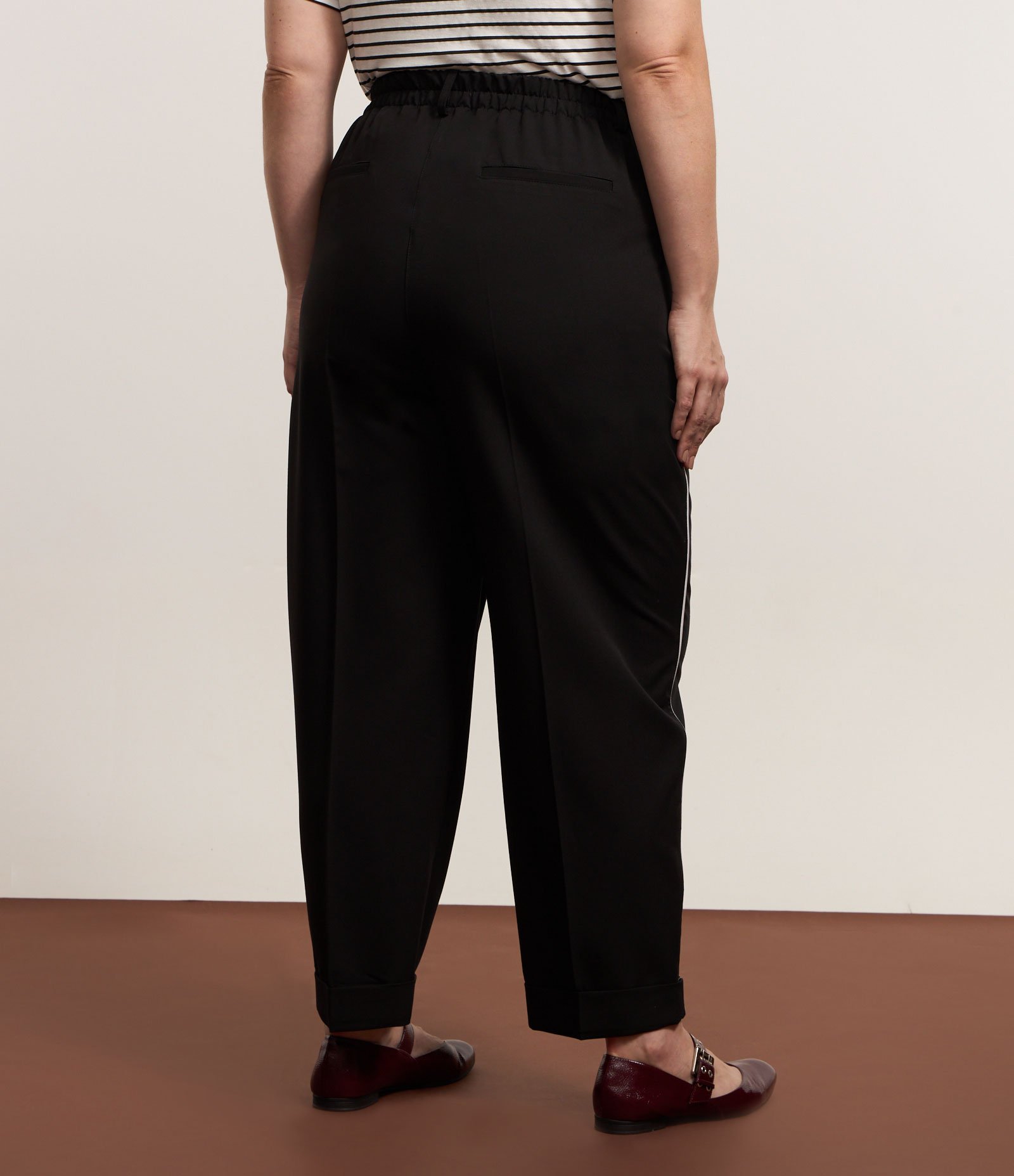Calça Cenoura em Crepe com Detalhe Lateral Curve & Plus Size Preto 3