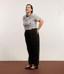 Calça Cenoura em Crepe com Detalhe Lateral Curve & Plus Size