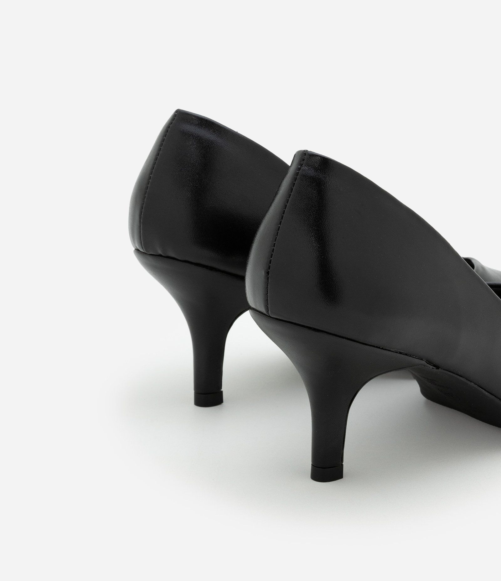 Sapato Scarpin em PU com Salto Médio Preto 3