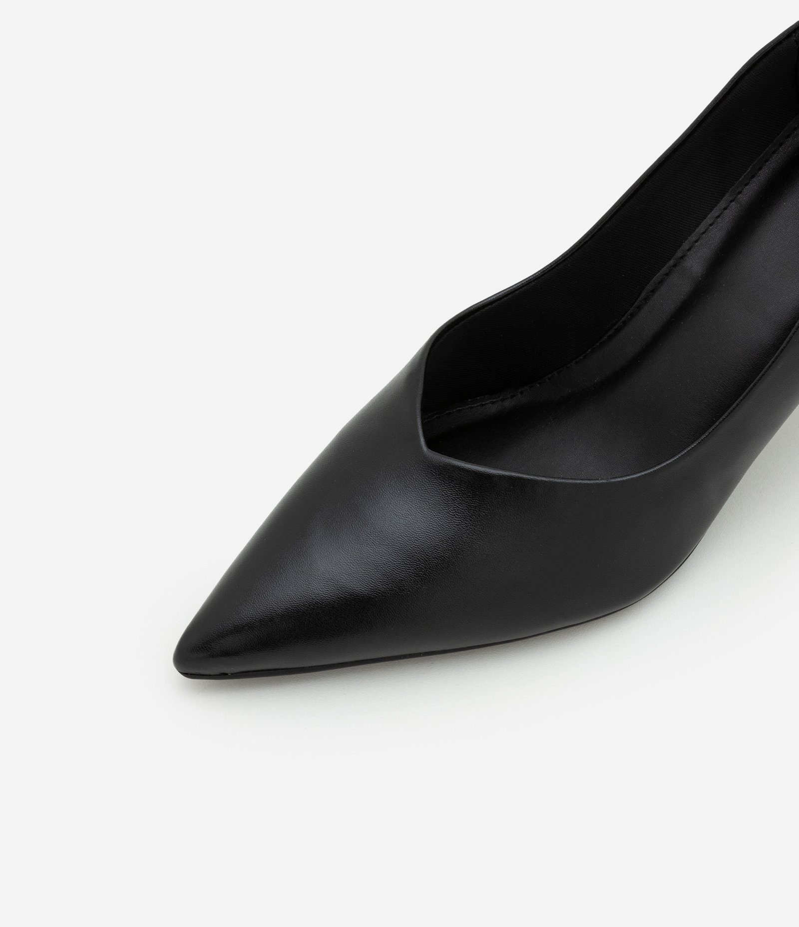 Sapato Scarpin em PU com Salto Médio Preto 4