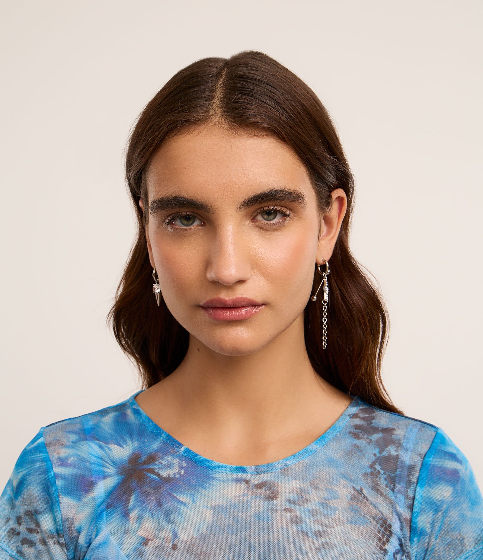 Brinco Argola Assimétrico com Pingente de Estrela e Piercing com Spikes e Strass Prata 6