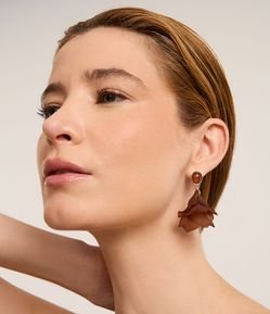 Brinco Médio com Pétalas de Resina