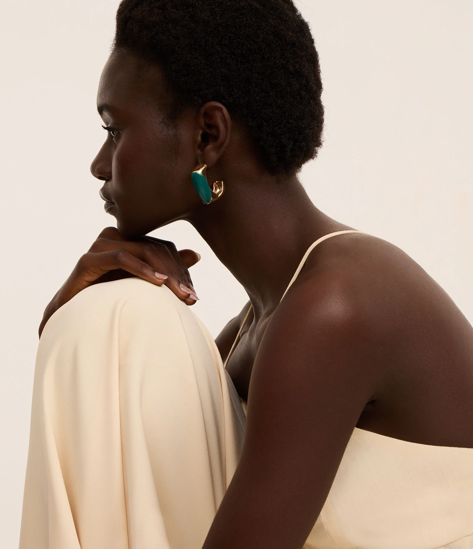 Brinco Argola Quadrada com Detalhe Esmaltado Bicolor Dourado/Verde 1