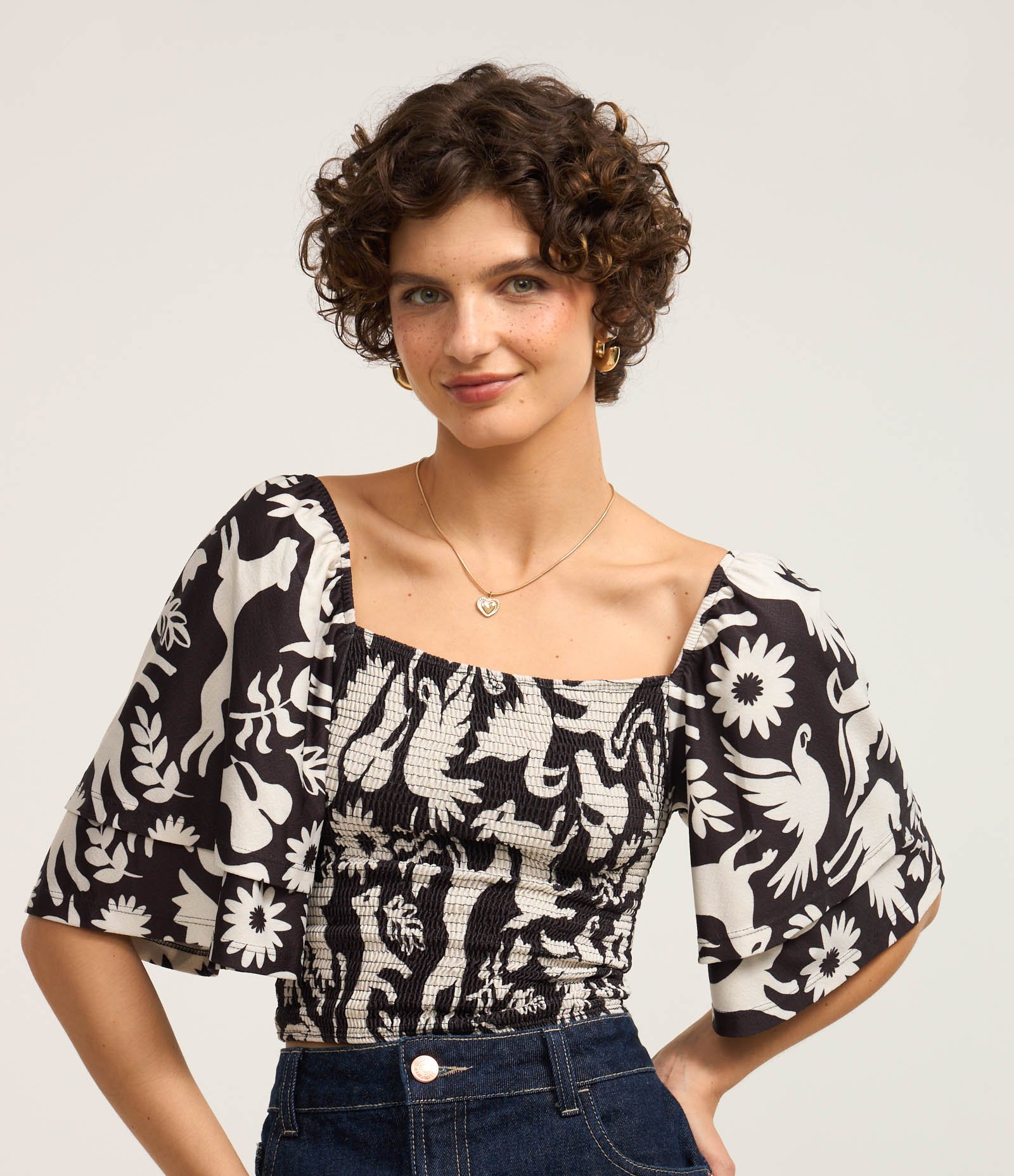 Blusa Ombro a Ombro com Camada nas Mangas e Estampa Animais Preto/ Branco 1