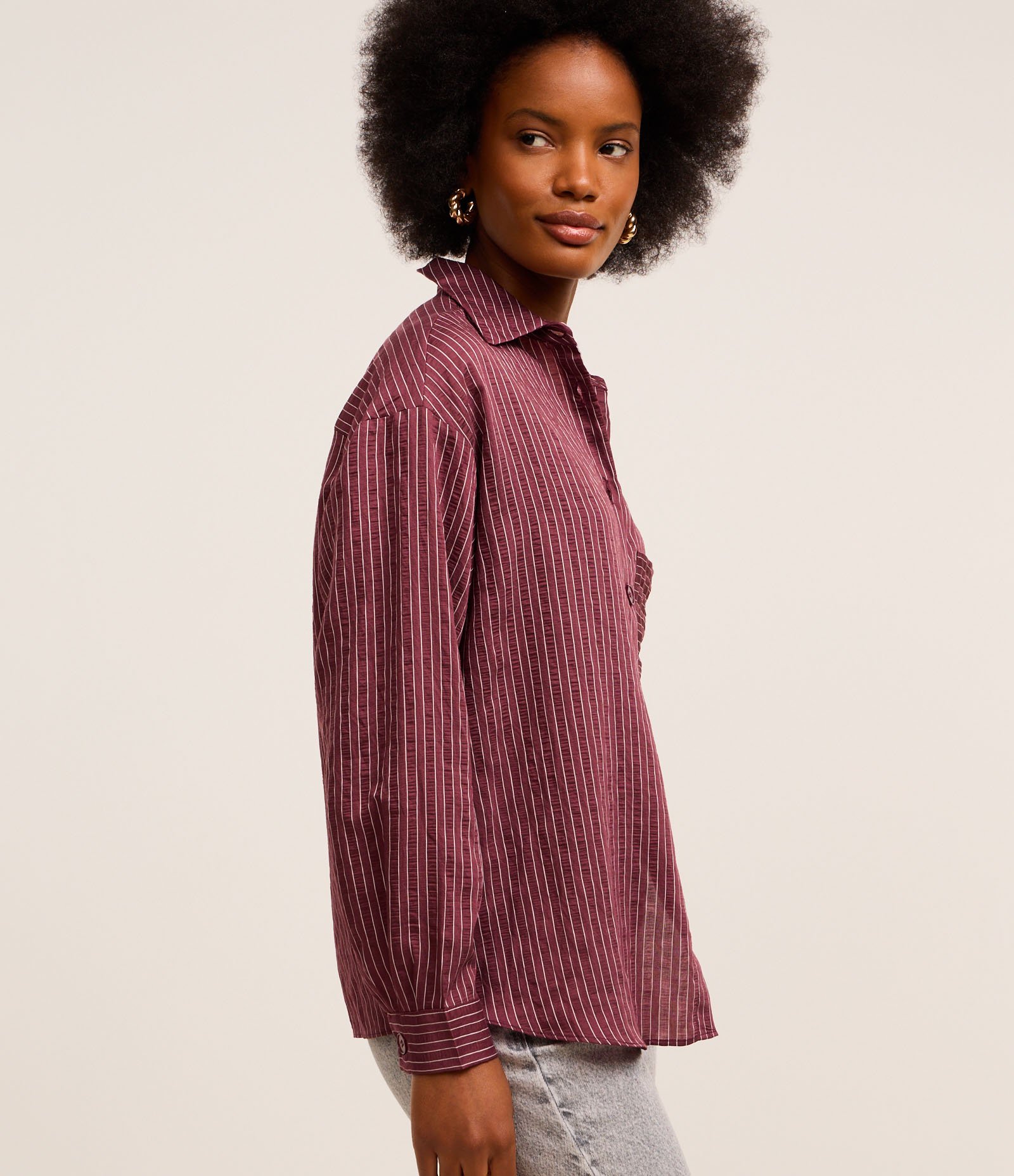 Camisa Listrada em Tricoline Texturizado com Bolso Bordô 4