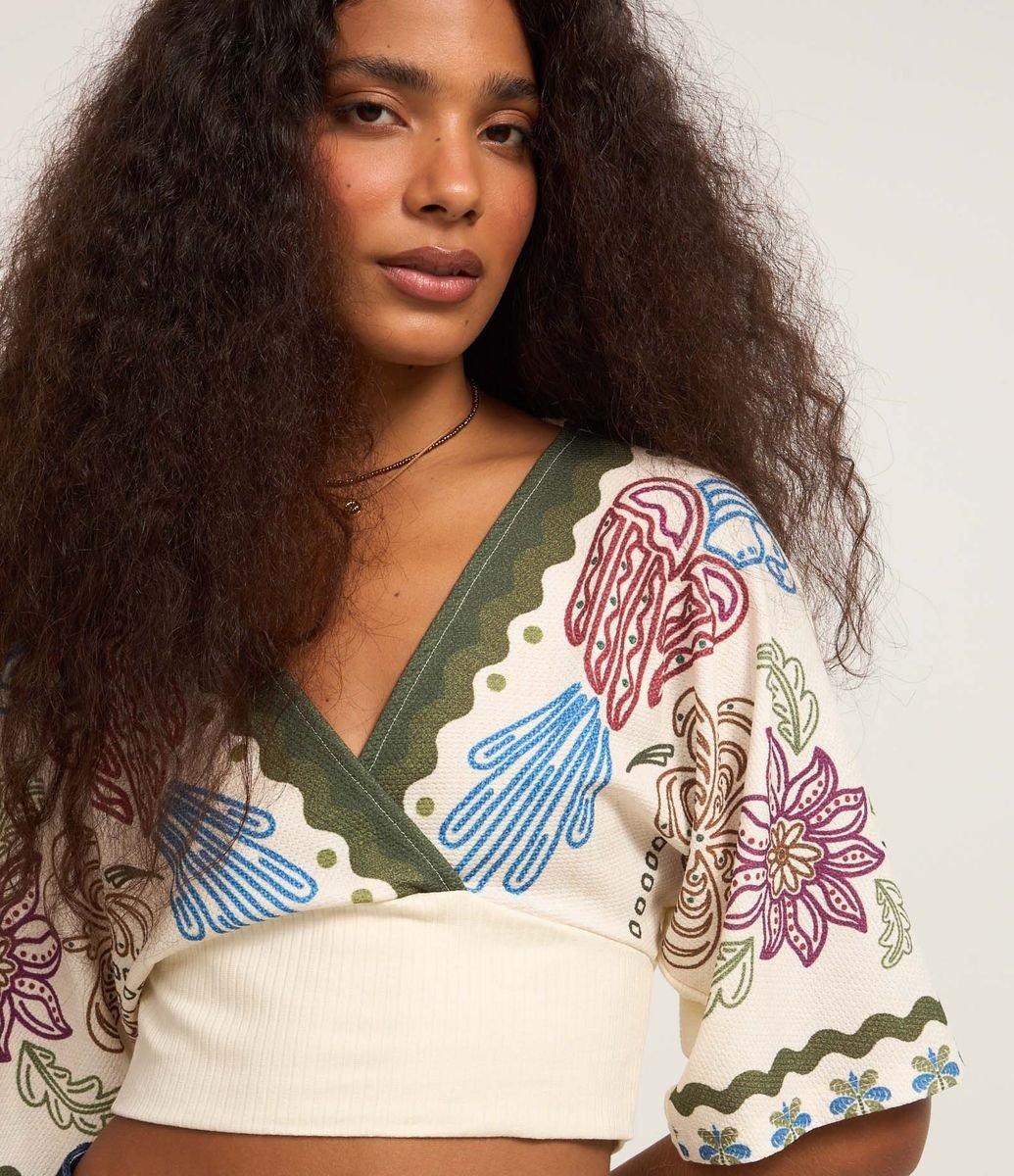 Blusa Cropped Texturizada com Estampa Araras Off White