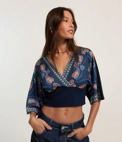Blusa Cropped Texturizada com Decote Transpassado e Estampa Paisley