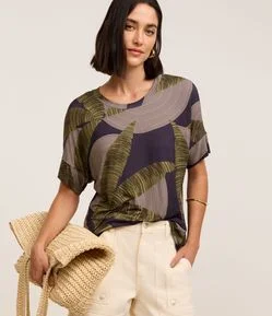 Blusa Leve em Viscose com Estampa de Folhagens