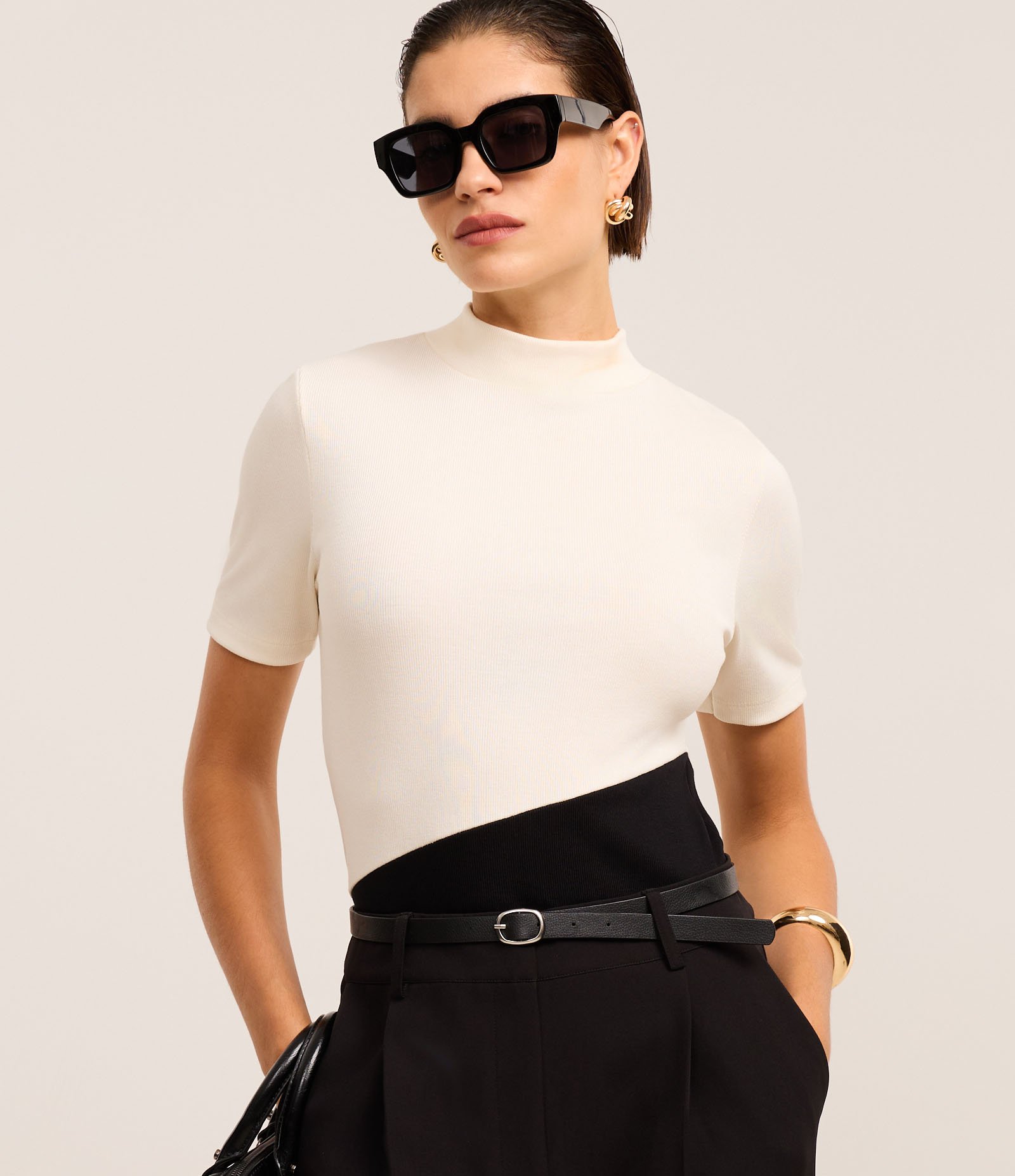 Blusa em Ribana com Recorte Diagonal e Bloco de Cor Bicolor Branco/Preto 1