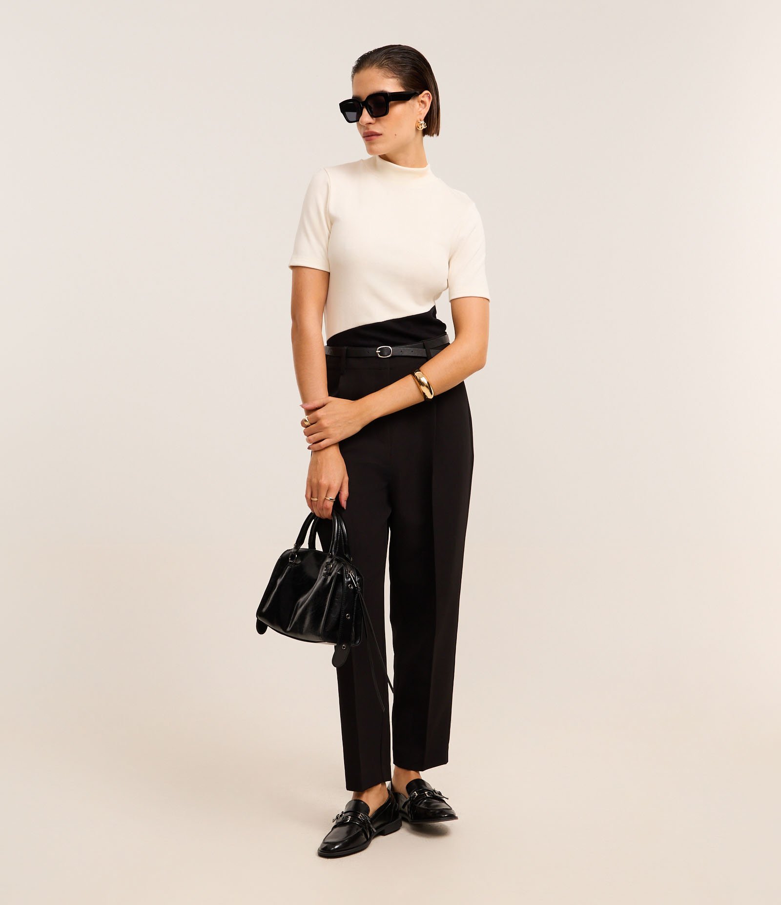 Blusa em Ribana com Recorte Diagonal e Bloco de Cor Bicolor Branco/Preto 2