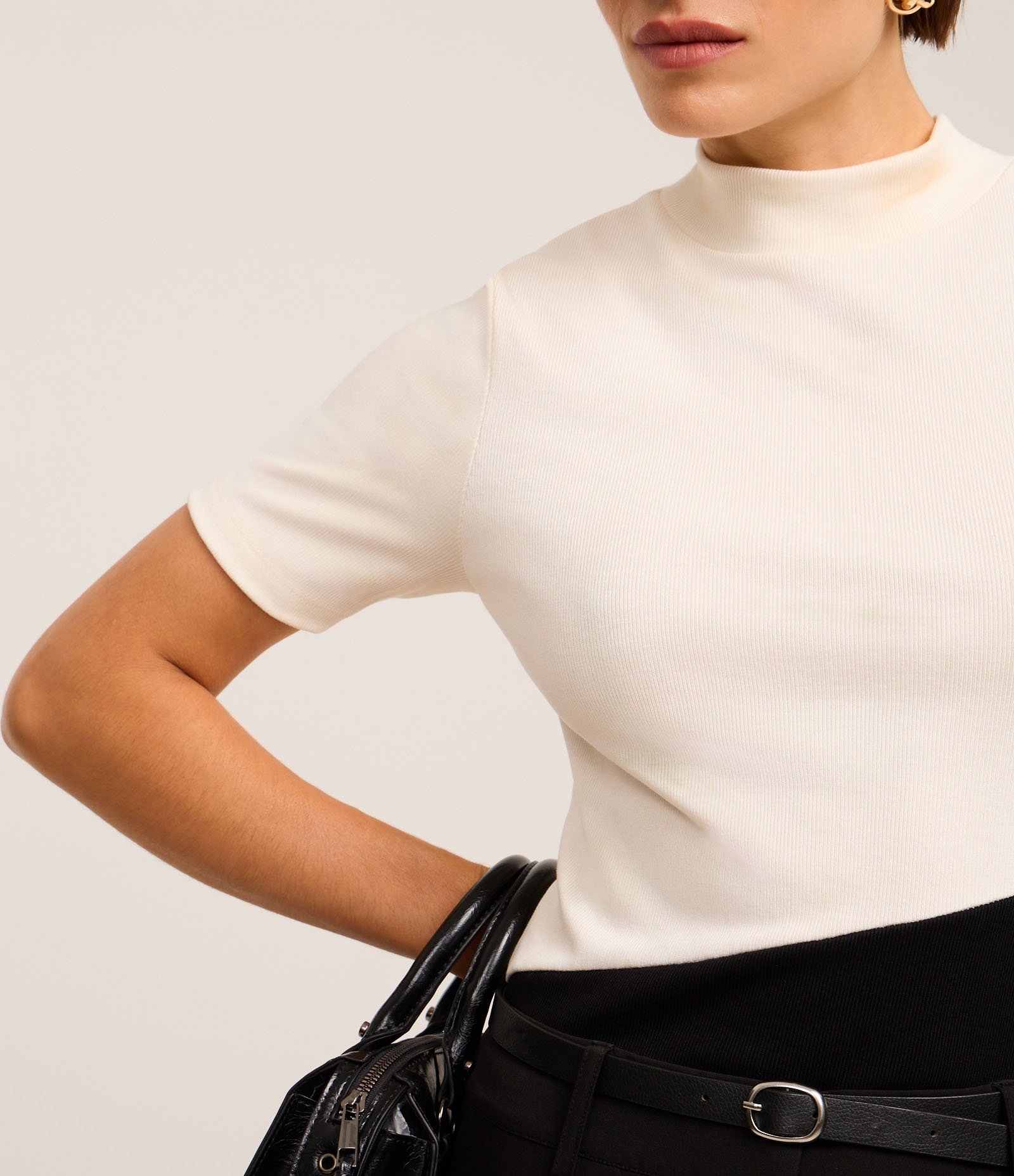 Blusa em Ribana com Recorte Diagonal e Bloco de Cor Bicolor Branco/Preto 3