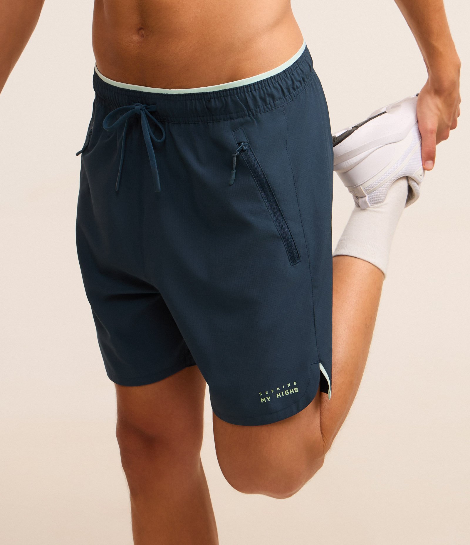 Bermuda Esportiva em Ripstop com Bolsos Funcionais e Estampa Localizada Azul 4