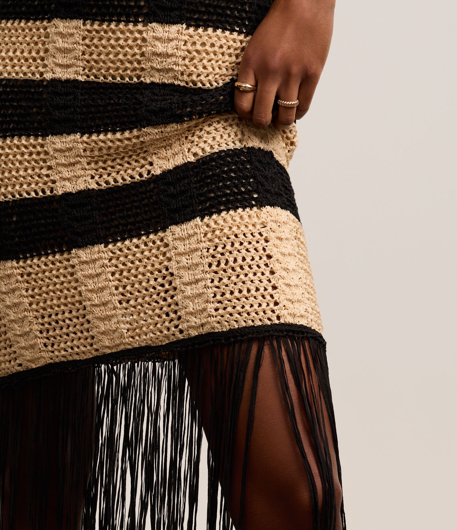 Vestido Longo Listrado em Tricô com Efeito Crochê e Franjas Preto 4